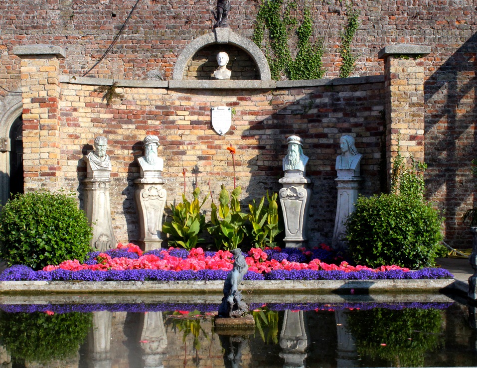 juliasmemorial.statues.roses .walledgarden.summer 1