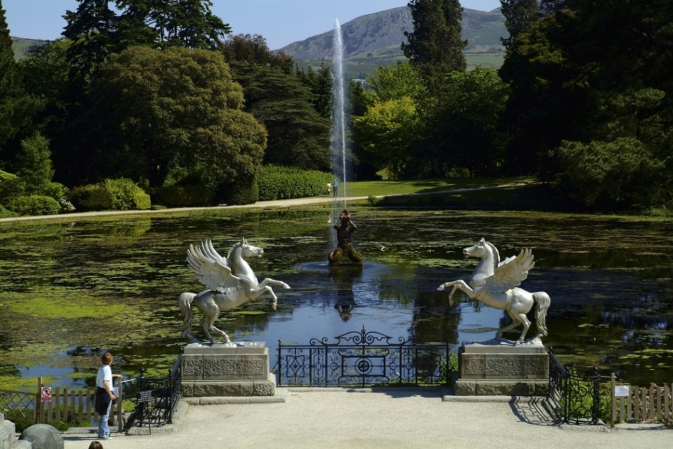 Pegasus statues at the Triton Lake.